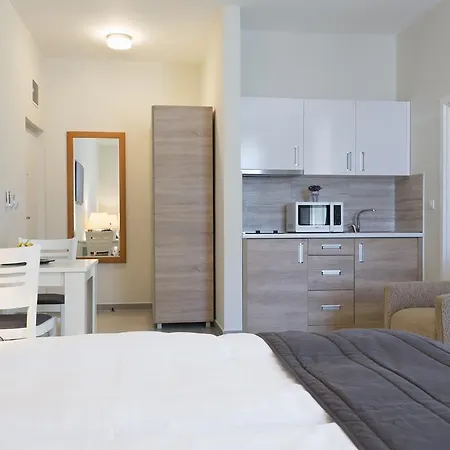 Hotel Avalon Garni 4*