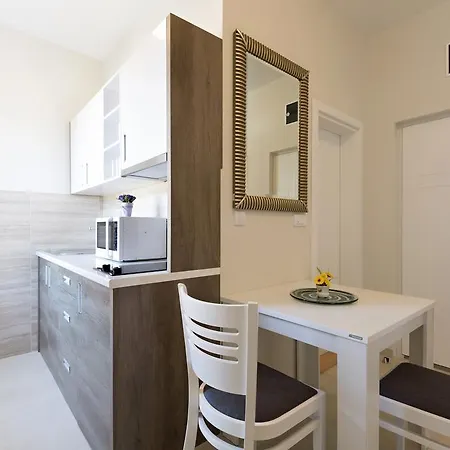 Ξενοδοχείο Avalon Garni 4*