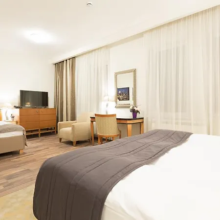Ξενοδοχείο Avalon Garni 4*