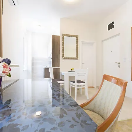 Hotel Avalon Garni 4*